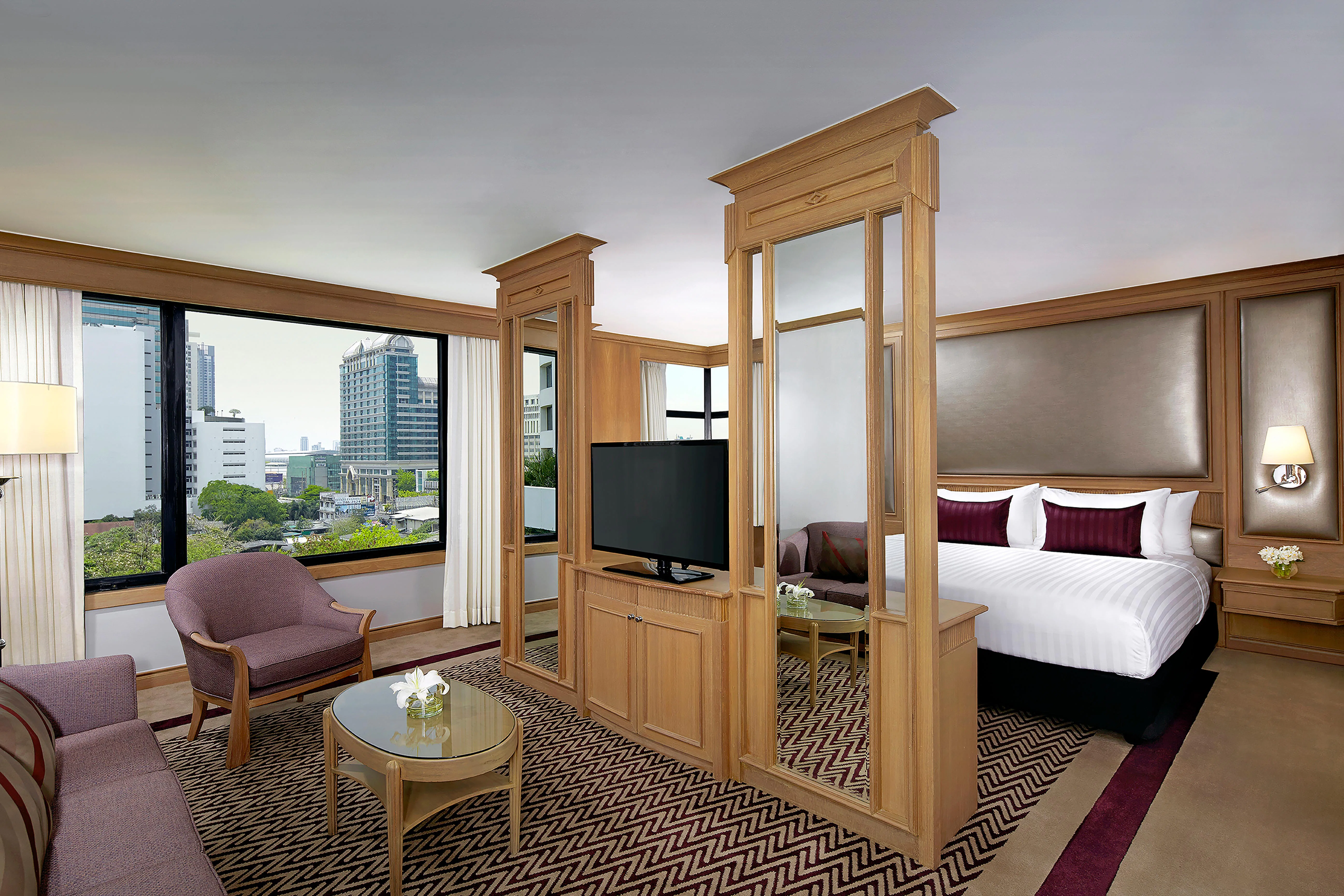 grand-mercure-bangkok-atrium-corner-suite-with-1-king-bed-executive-lounge-access-01_40