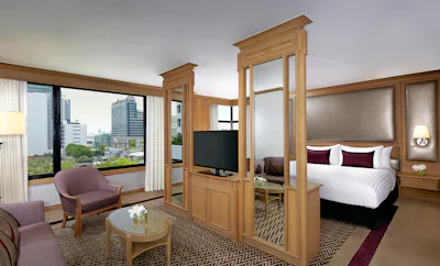 Corner Suite with 1 King Bed, Executive Lounge Access