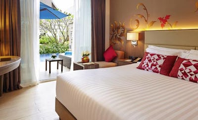 Deluxe Pool Access 1 King Bed