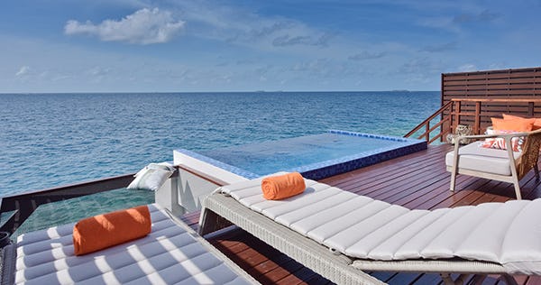 grand-park-kodhipparu-maldives-pool-water-villa-03_10408