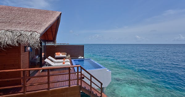 grand-park-kodhipparu-maldives-reef-pool-water-villa-02_10408
