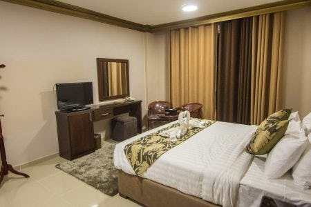 grape-village-hotel-amman-jordan-deluxe-king-size-bed-room_12369