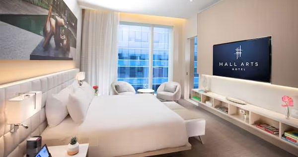 hall-arts-hotel-dallas-curio-collection-by-hilton-1-king-bed-1-bedroom-specialty-suite-01_12045