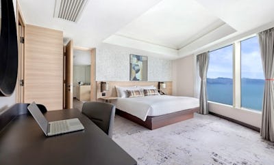 Deluxe Harbourview Suite