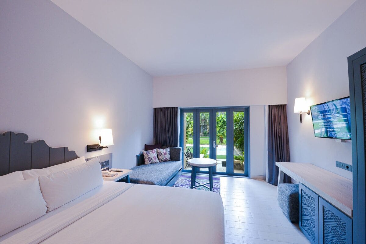 Deluxe King/Two Queens Courtyard Access