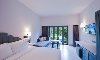 Deluxe King/Two Queens Courtyard Access