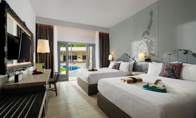 Rock Royalty King/Two Queens Pool Access