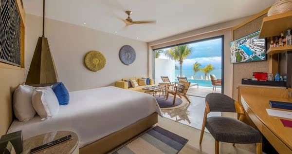 haven-riviera-cancun-resort-and-spa-serenity-club-junior-suite-swim-out-ocean-front-01_11418