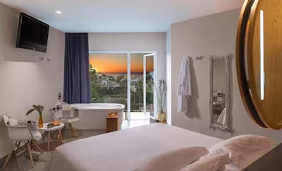 KING DELUXE ROOM WITH PARTIAL SEA VIEW