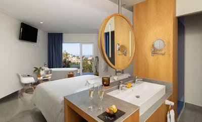 KING DELUXE ROOM WITH SEA VIEW