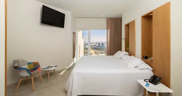 higueron-hotel-malaga-curio-collection-by-hilton-spain-king-guest-room_11434