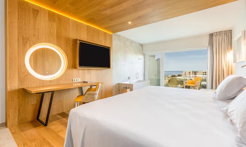 KING LEIRO SUITE WITH PARTIAL SEAVIEW