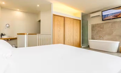 KING PANORAMIC SUITE SEA VIEW