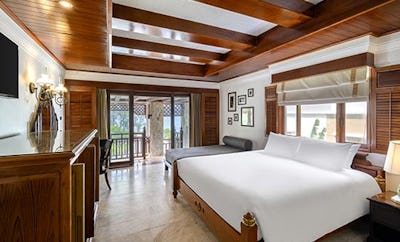 HILLSIDE WITH TERRACE BATHTUB