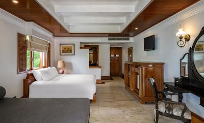 HILLSIDE WITH TERRACE BATHTUB