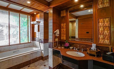 HILLSIDE WITH TERRACE BATHTUB