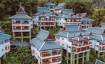 HILLSIDE WITH TERRACE BATHTUB