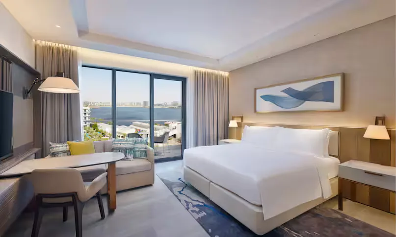 hilton-abu-dhabi-yas-island-king-dlx-rm-bay-view-theme-park-access_10942