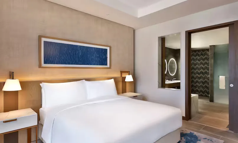 hilton-abu-dhabi-yas-island-king-executive-rm-theme-park-access_10942