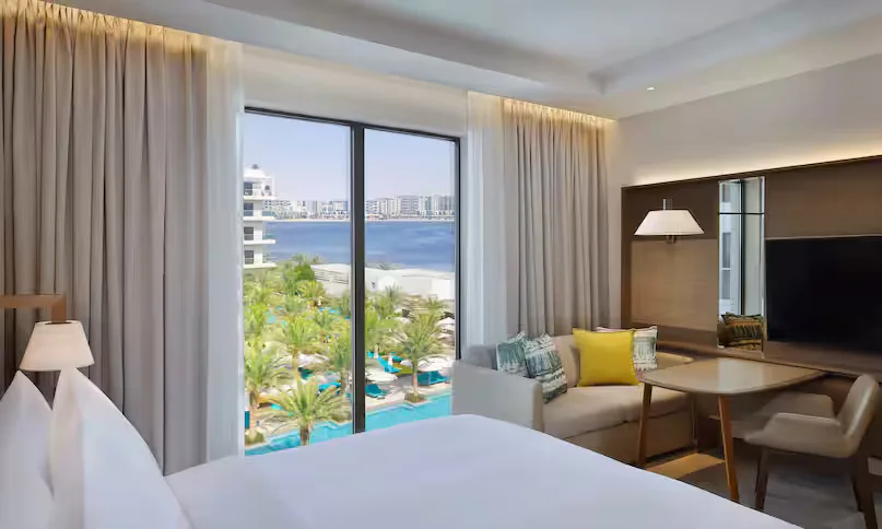 hilton-abu-dhabi-yas-island-two-dbl-bds-dlx-rm-pool-vw-themepark-access_10942