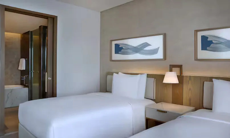 hilton-abu-dhabi-yas-island-two-dbl-beds-dlx-rm-bay-vw-theme-park-access_10942