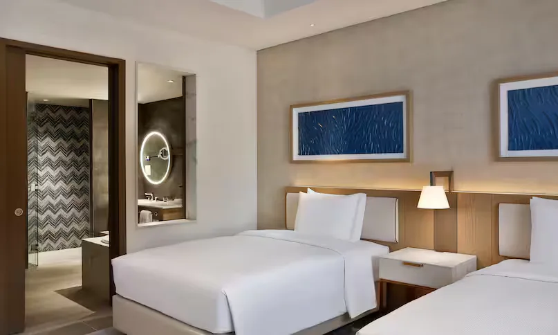 hilton-abu-dhabi-yas-island-two-dbl-beds-exec-rm-theme-park-access_10942