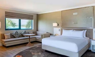 PREMIUM CORNER 1 KING W/BALCONY