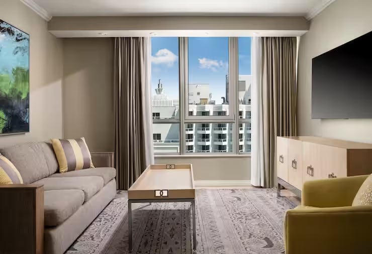 1 King 1 Bedroom Suite City / Courtyard View