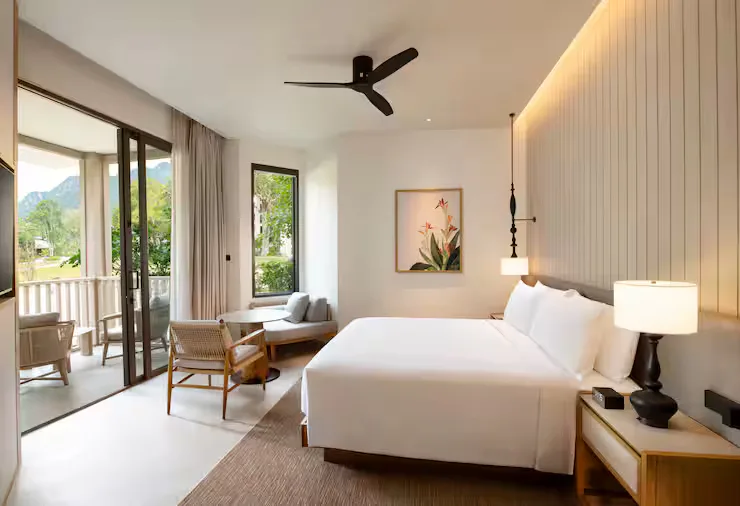 hilton-burau-bay-langkawi-resort-king-deluxe-room-with-balcony-01_13799