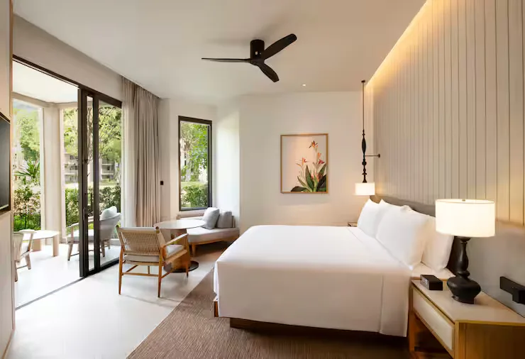 hilton-burau-bay-langkawi-resort-king-deluxe-room-with-terrace-01_13799