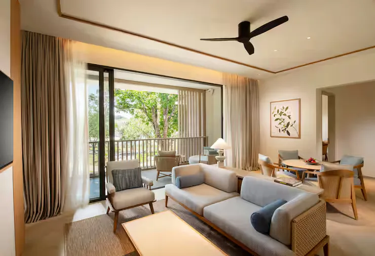 hilton-burau-bay-langkawi-resort-king-deluxe-suite-with-balcony-01_13799