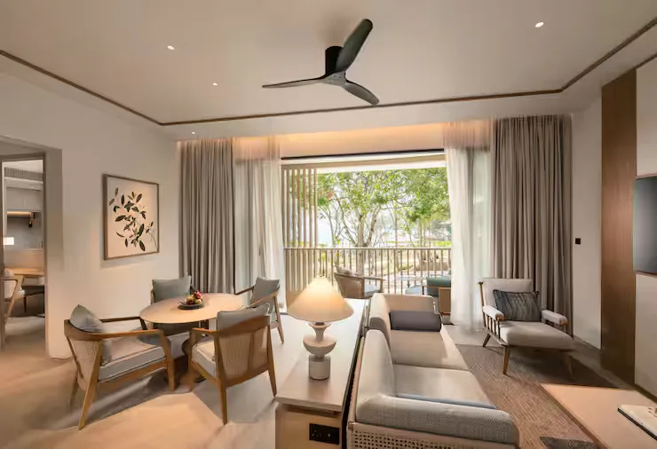 hilton-burau-bay-langkawi-resort-king-deluxe-suite-with-sea-view-01_13799