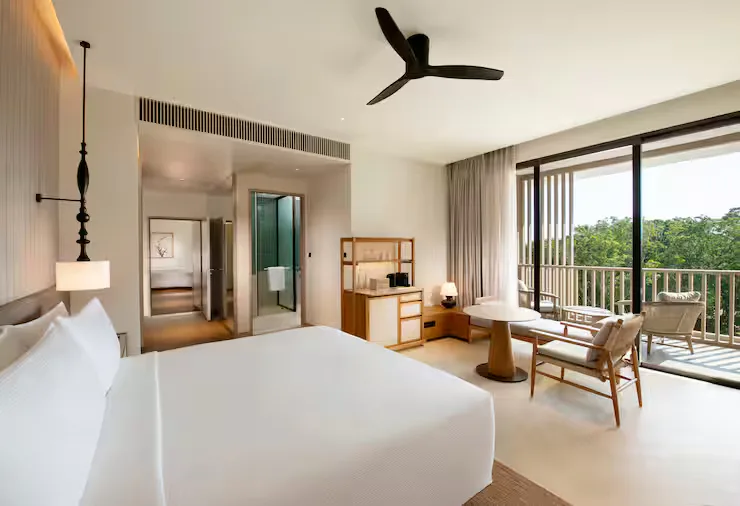 hilton-burau-bay-langkawi-resort-king-executive-room-with-balcony-01_13799