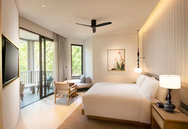hilton-burau-bay-langkawi-resort-king-guest-room-with-balcony-01_13799