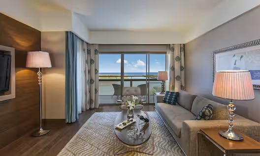 King Corner Suite Swim-up with Sea View