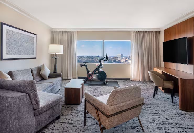 hilton-dallas-lincoln-centre-1-king-1-bedroom-lakeveiw-peloton-suite_5726