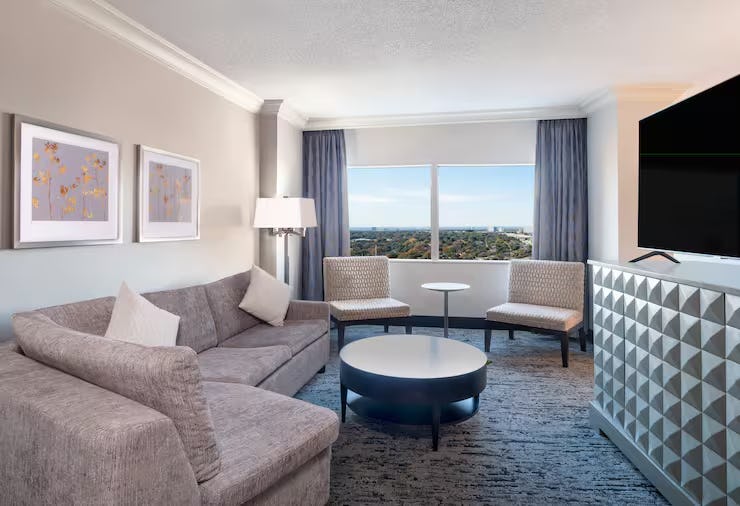 hilton-dallas-lincoln-centre-1-king-bed-junior-suite_5726
