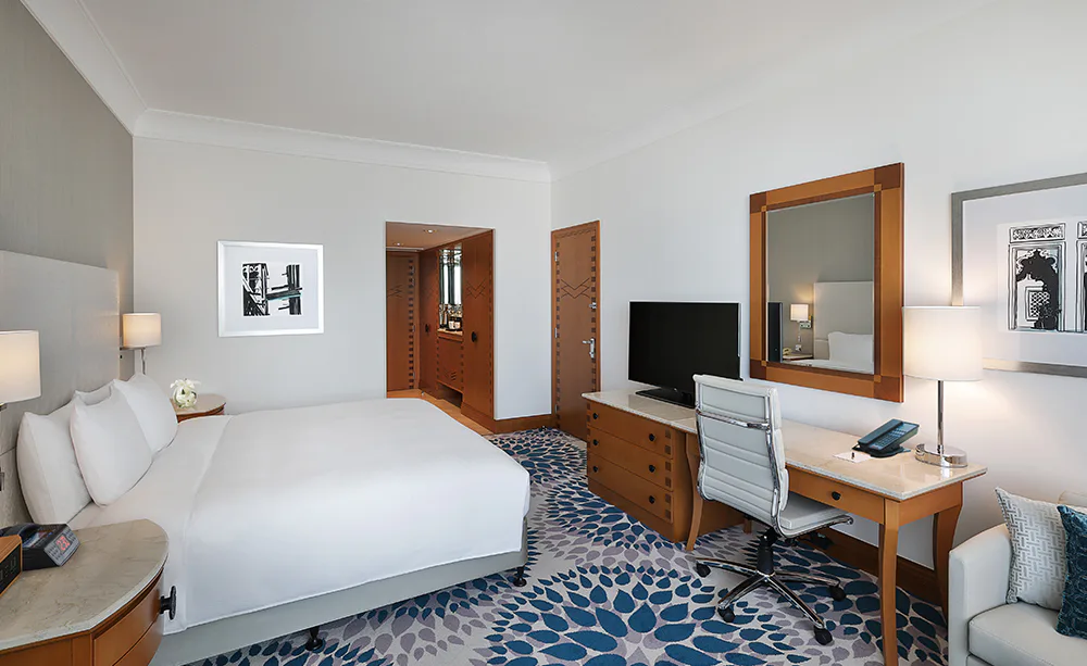 hilton-dubai-jumeirah-king-deluxe-room-with-partial-sea-view_13