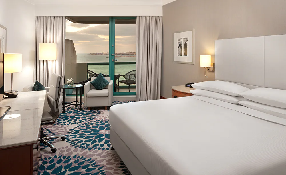 hilton-dubai-jumeirah-king-executive-room-with-sea-view_13