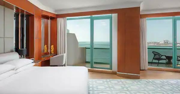 hilton-dubai-jumeirah-royal-suite-with-sea-view-01_13
