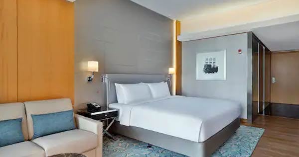 hilton-dubai-palm-jumeirah-king-accessible-guest-room-with-balcony-01_11372