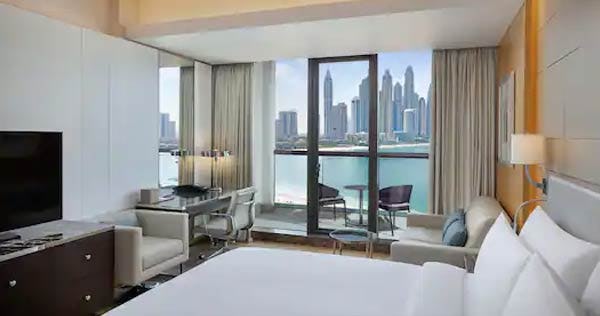 hilton-dubai-palm-jumeirah-king-deluxe-room-with-sea-view-and-balcony-01_11372