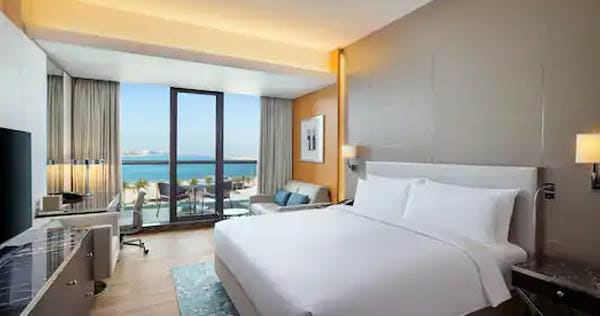 hilton-dubai-palm-jumeirah-king-executive-room-with-sea-view-and-balcony-01_11372