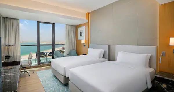 hilton-dubai-palm-jumeirah-two-double-beds-deluxe-room-sea-view-balcony-01_11372