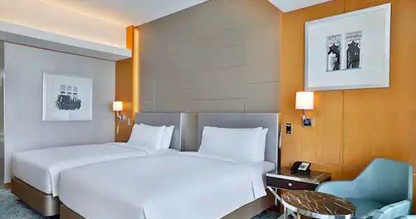 hilton-dubai-palm-jumeirah-two-double-beds-executive-room-with-balcony-01_11372