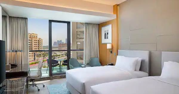 hilton-dubai-palm-jumeirah-two-double-beds-guest-room-with-balcony-01_11372