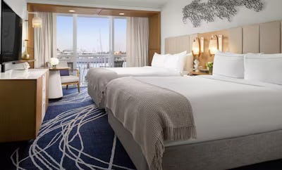 2 Double Beds Balcony - Harbor Villa