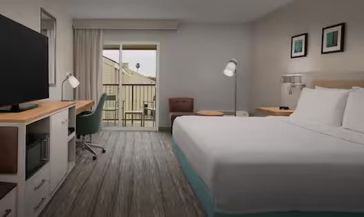 hilton-garden-inn-marina-del-rey-los-angeles-king-bed-microwave-fridge-01_600