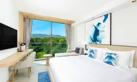 hilton-garden-inn-phuket-bangtao-king-bed-deluxe-room-with-mountain-green-view_11540