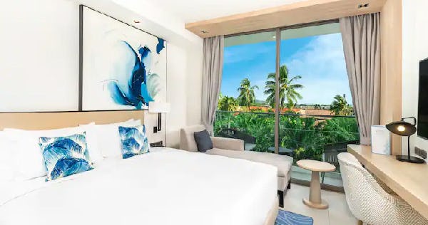 hilton-garden-inn-phuket-bangtao-king-guest-room-with-balcony-04_11540